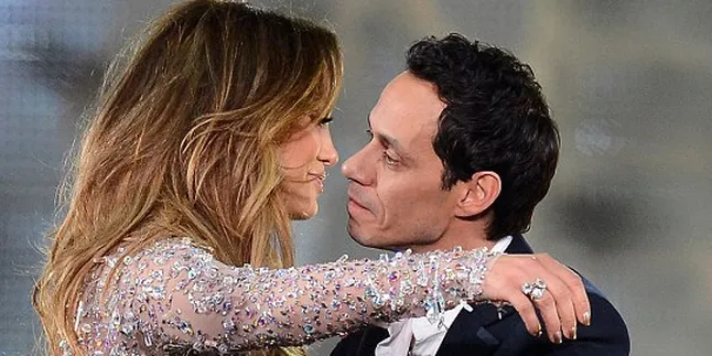 Marc Anthony Nyaris Cium J-Lo di Atas Panggung!