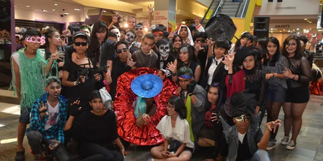 GaGa Batal, Little Monster Lakukan Flashmob GaGa Batal, Little Monster Lakukan Flashmob