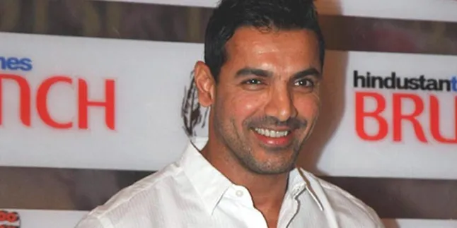 Lalai Berkendara, John Abraham Dicekal Negara