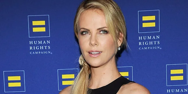 Hobi Baru Charlize Theron: Ganti Popok