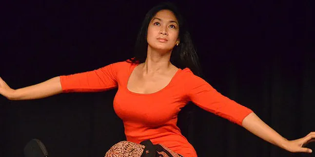 Happy Salma Ajak Penonton 'Bercermin' Lewat Monolog 'INGGIT'