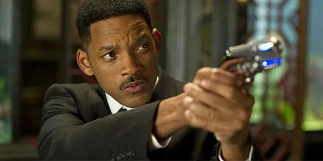 'MEN IN BLACK 3' Dituntut Gara-Gara Pakaian Tak Layak
