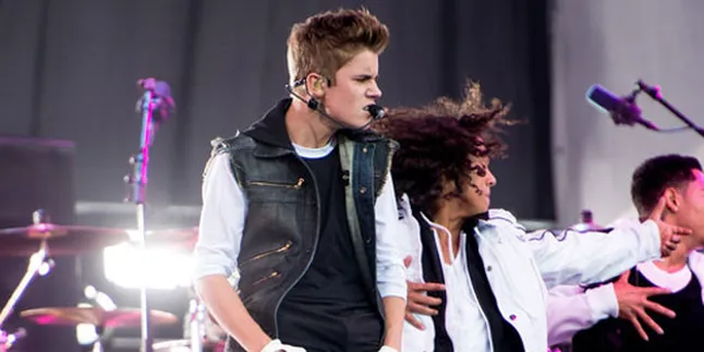Terjatuh Saat Konser, Bieber Gegar Otak Terjatuh Saat Konser, Bieber Gegar Otak