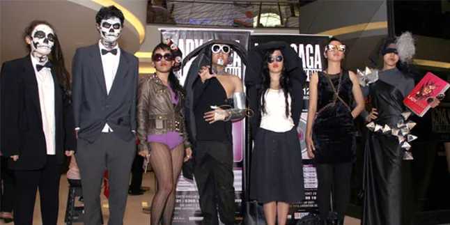 Lady Gaga Batal Konser, Little Monsters Flashmob di Istana Negara Lady Gaga Batal Konser, Little Monsters Flashmob di Istana Negara