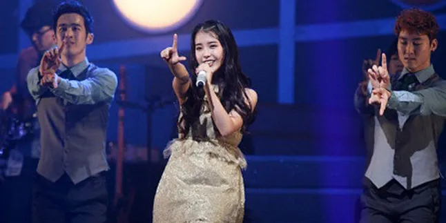 Gelar Konser Tunggal, IU Nge-dance 'Trouble Maker'