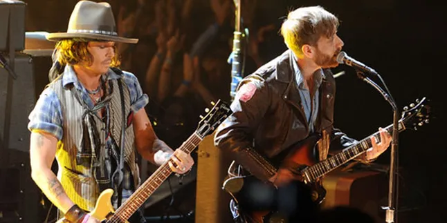 Johnny Depp Jadi Gitaris The Black Keys di MTV Movie Awards