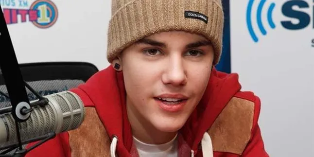 Jauhi Kamera, Justin Bieber Sembunyi di Balik Kursi Jauhi Kamera, Justin Bieber Sembunyi di Balik Kursi