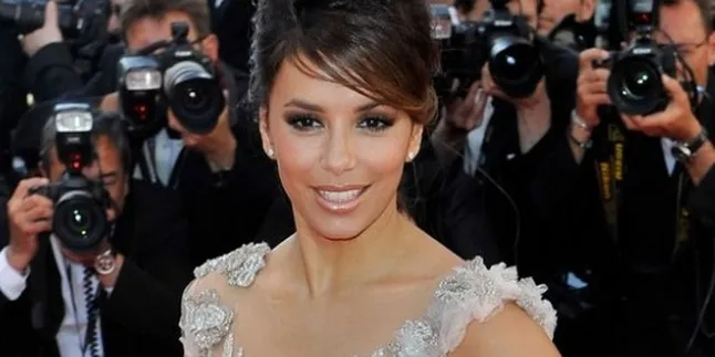 Pacar Eva Longoria Ketahuan Bareng Wanita Topless!