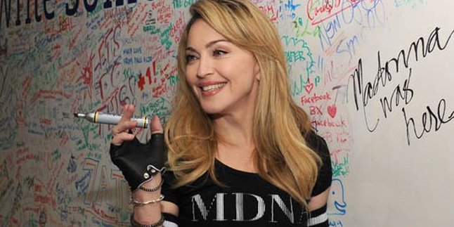 Wow! Madonna Buka Bra Saat Konser