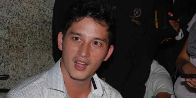 Ditabrak Mike Lewis, Elman Trauma