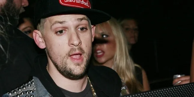 Awas! Ada Harimau di Kepala Joel Madden!