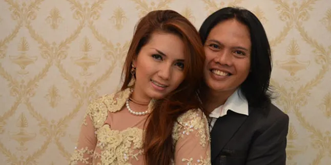 Ageng Kiwi Nikah di Atas Pusara Orang Tua