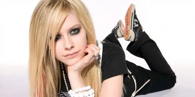 Avril Lavigne Potong Rambut Ala Anak Punk!