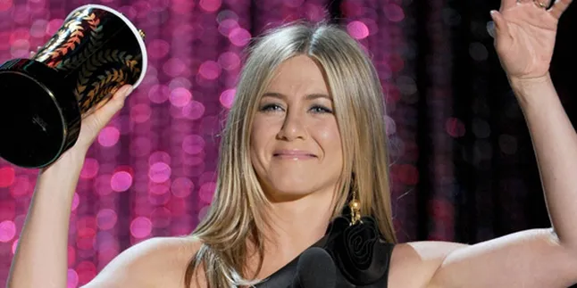 Liburan di Paris, Jennifer Aniston Tak Pernah Ganti Baju?