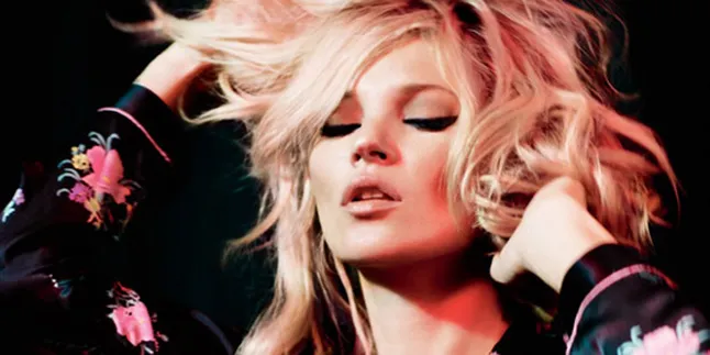 Tolak Berdandan Ala Ibu-Ibu, Kate Moss Dikecam Publik