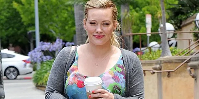 Menangis, Hilary Duff Malah Ajak Anaknya Narsis