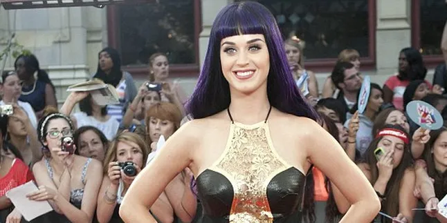 Baju Katy Perry Ini Membuatnya Tampak Bugil!