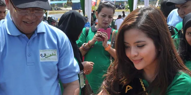 Tasya Kamila Tanam Pohon Bareng Bupati Sarolangun