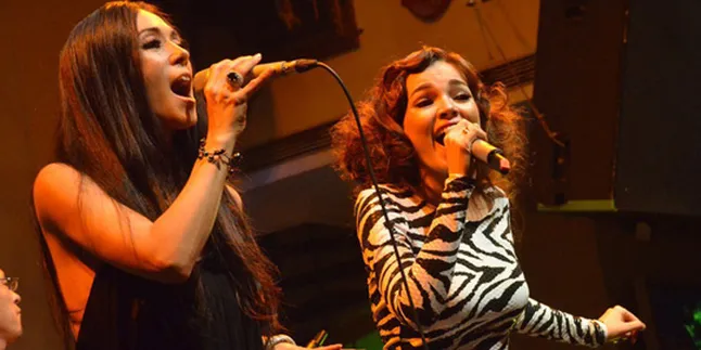 Duet Monday Michiru - Dewi Sandra Hangatkan Penonton