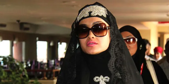 Saat Cium Hajar Aswad, Jilbab Julia Perez Lepas Saat Cium Hajar Aswad, Jilbab Julia Perez Lepas