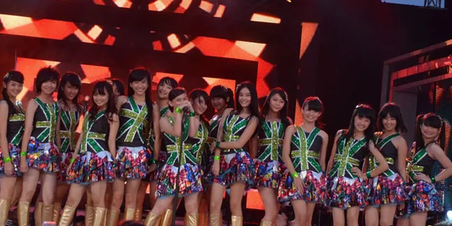 Lucunya Dance Cover JKT48 'Heavy Rotation' Ala Para Pria