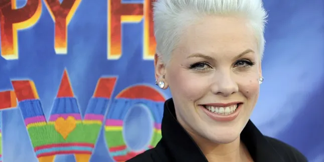 Umur Setahun, Putri Pink Sudah Bisa Main Piano!