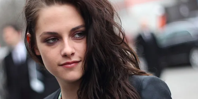 Kristen Stewart Pakai Sepatu Kets (Lagi) ke Red Carpet! Kristen Stewart Pakai Sepatu Kets (Lagi) ke Red Carpet!