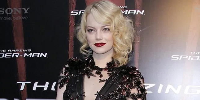 Emma Stone Jadi Vampir di Red Carpet