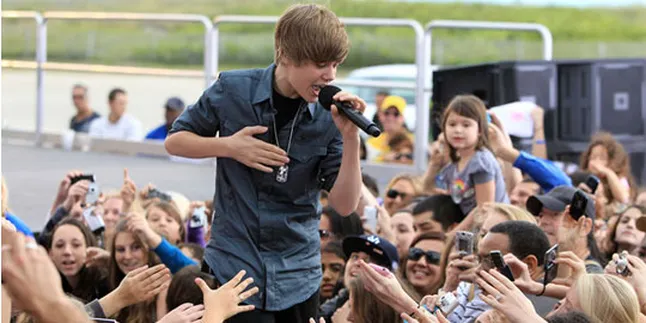 Justin Bieber Salah Titipkan Award!