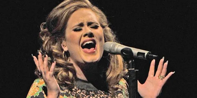 Mabuk, Adele Terjatuh di Atas Panggung