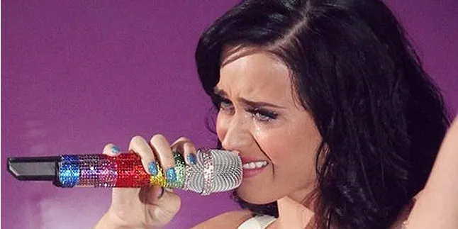 Katy Perry Bertekad Sembunyikan Kesedihannya Dari Fans