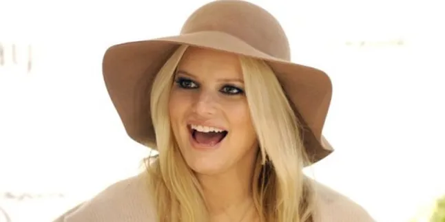 Jessica Simpson Pamer Dada di Dunia Maya