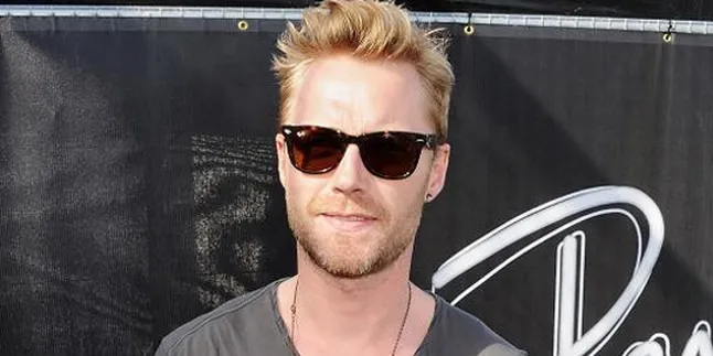 Ronan Keating Tiba-Tiba Digendong Fans Gila