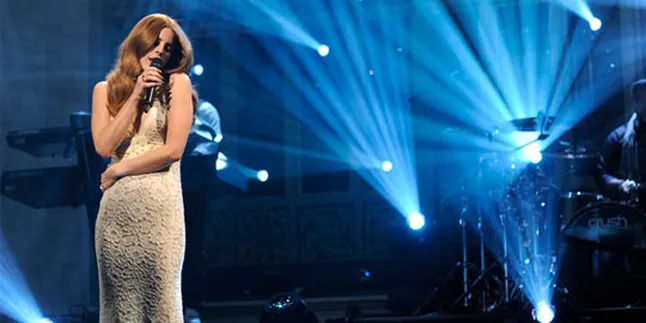 Lana Del Rey Tak Suka Nyanyi Live!