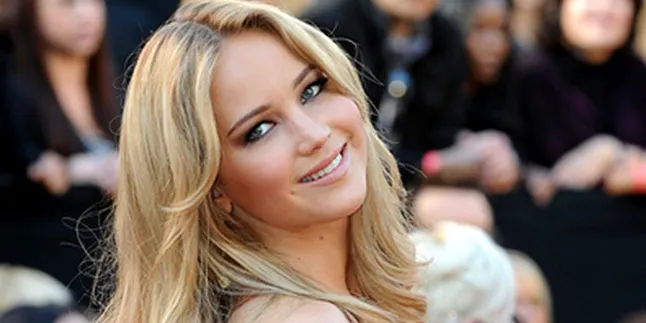 Seorang Nenek Mendadak Pingsan di Depan Jennifer Lawrence