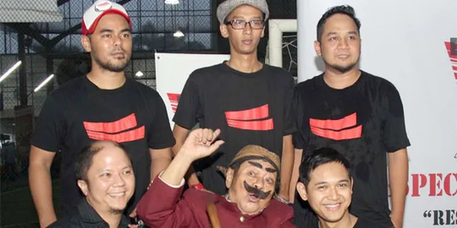 Bondan & Fade2Black Serahkan Duit Ngamen ke Pak Raden