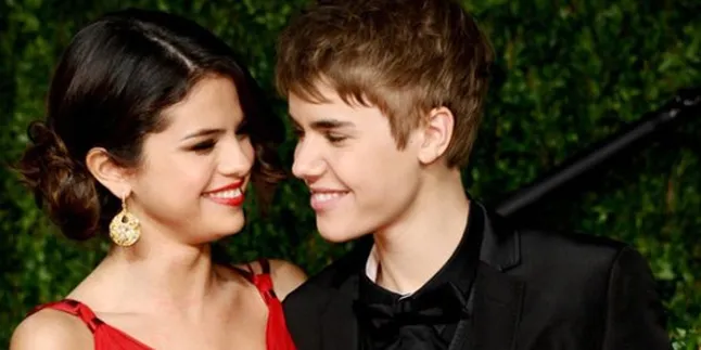 Justin Bieber - Selena Gomez Dituding Imigran Gelap? Justin Bieber - Selena Gomez Dituding Imigran Gelap?