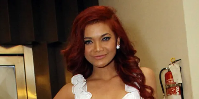 Citra Scholastika Ikuti Gaya Rihanna?