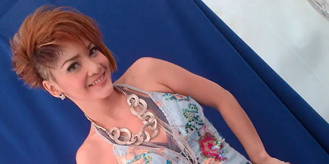 Tampil Ala Rihanna, Irma Dharmawangsa Show di Inggris