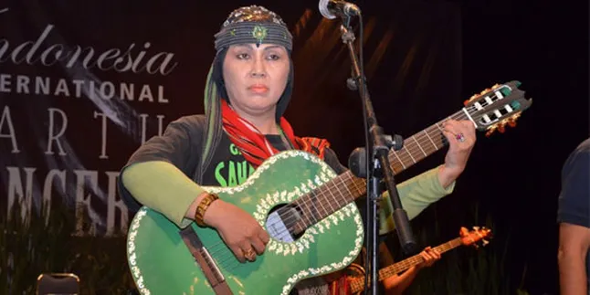 Tanam Pohon, Ully Sigar Rusady Dapat Gitar Warna Hijau Tanam Pohon, Ully Sigar Rusady Dapat Gitar Warna Hijau
