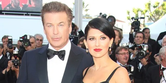 Alec Baldwin Resmi Nikahi Instruktur Yoga