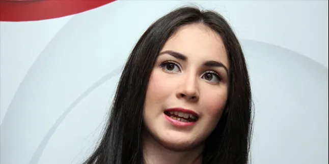 Arumi Bachsin Baru Pertama Jadi Model Kain Ulos