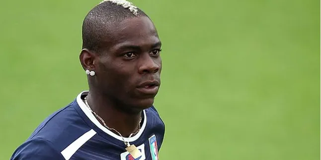 Ketika Balotelli Di-Bully Rekan Setimnya Ketika Balotelli Di-Bully Rekan Setimnya