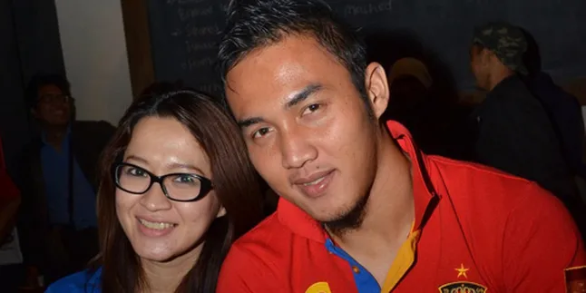 Diajak Nonton Bola, Okie Agustina Tidur