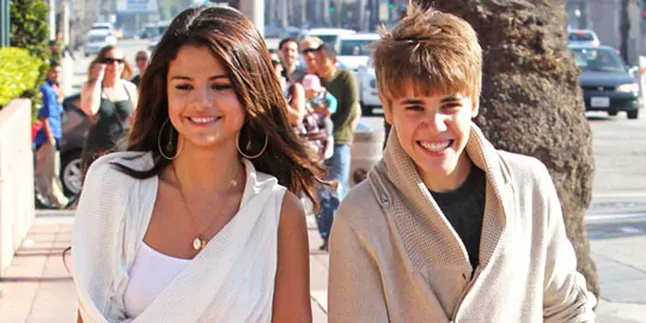 Kencan, Bieber - Gomez Makan Es Krim Berbentuk Unik