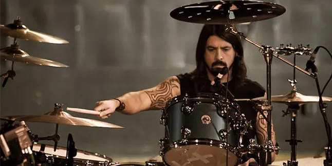 Dave Grohl Dapat Penghargaan Stik Drum Raksasa