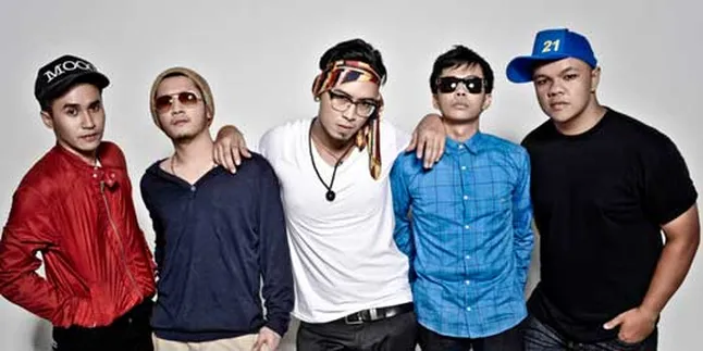 Twentyfirst Night Bawa Pulang Penghargaan AMI Awards 2012