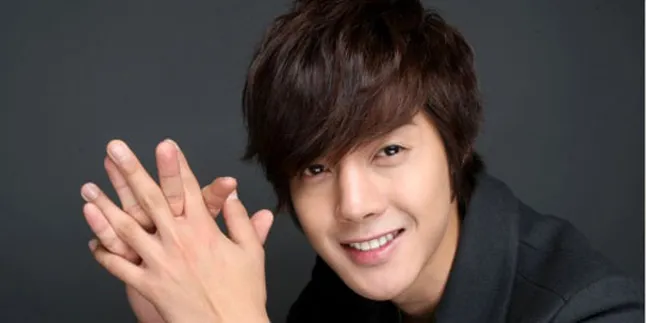 Kim Hyun Joong Kalahkan Rekor Penjualan Album TVXQ!