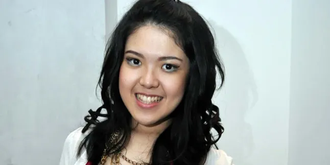 Tina Toon Senang Ada Pembagian Kacamata Gratis