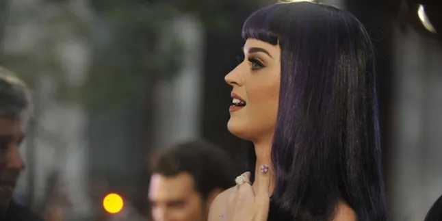Katy Perry Hobi Selipkan Sesuatu di Belahan Dada?
